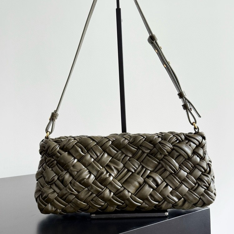 보테가 베네타 칼리메로 차차 스트랩백